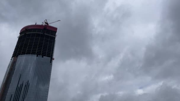 Modern Felhőkarcoló Épül Daruval Alulról Kortárs Magas Felhőkarcoló Üveg Falak — Stock videók