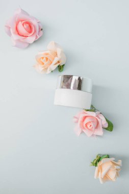 Çiçekli organik doğal dermatoloji kozmetik kremi. Çiçeklerle birlikte. Cilt bakımı, cam kavanozda.