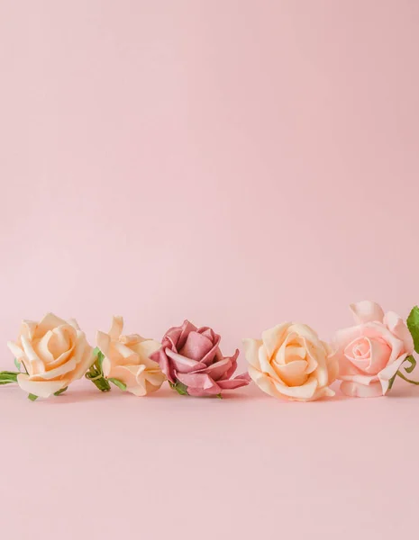 Fondo Rosas Varias Rosas Rosas Flores Brotes Pétalos Esparcidos Sobre —  Fotos de Stock