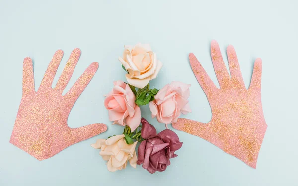 Concepto Creativo Primavera Hecho Con Flores Rosas Manos Sobre Fondo —  Fotos de Stock
