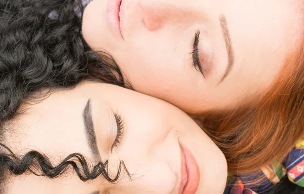 Drei Junge Mädels Teilen Sich Einen Alten Knacker Drei Junge Mädels Teilen Sich Einen Alten Knacker
