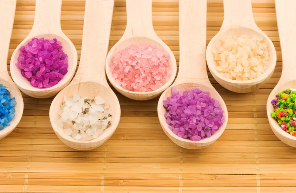 Cucchiai di legno con sale marino colorato — Foto Stock
