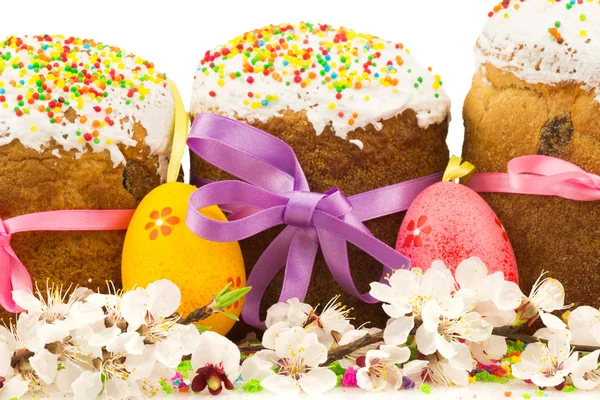 Easter cakes with colorful eggs — Stock Photo, Image
