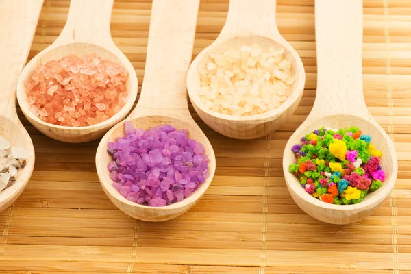 Cucchiai di legno con sale marino colorato — Foto Stock