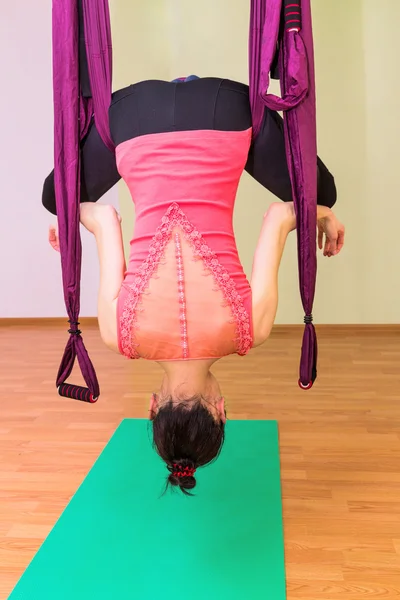 Mulher fazendo exercícios aéreos de ioga — Fotografia de Stock