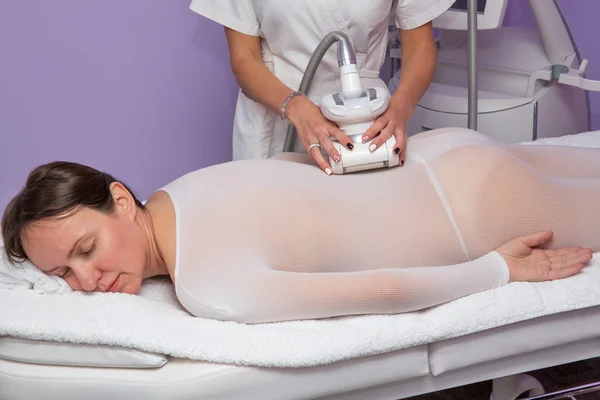 Mujer teniendo masaje anti celulitis — Foto de Stock