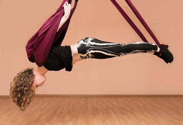 Mujer haciendo ejercicios de yoga aéreo — Foto de Stock