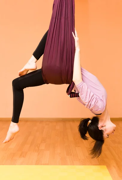 Mulher fazendo exercícios aéreos de ioga — Fotografia de Stock