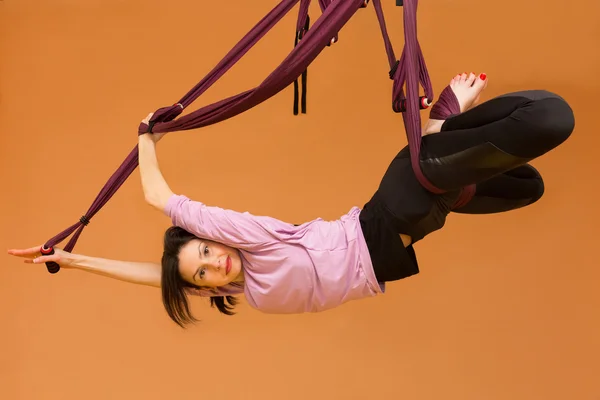 Mujer haciendo ejercicios de yoga aéreo — Foto de Stock