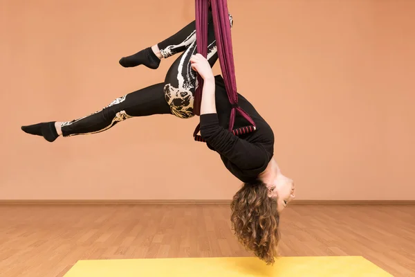 Mujer haciendo ejercicios de yoga aéreo — Foto de Stock