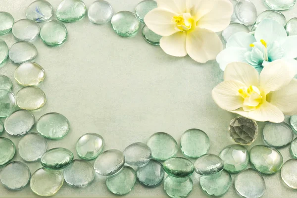 Blått glas droppar aqua med blommor — Stockfoto