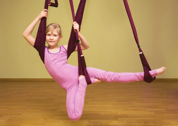 制作空中瑜伽练习，室内的小女孩 — 图库照片