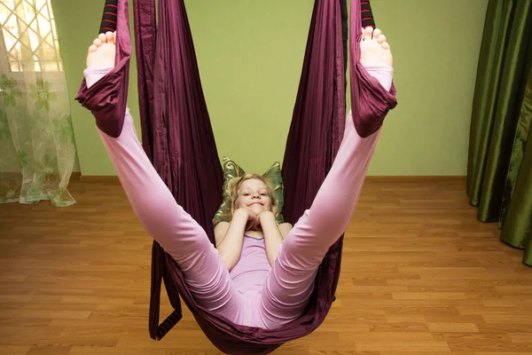 어린 소녀가 공중 요가 연습, 실내 만들기 — 스톡 사진