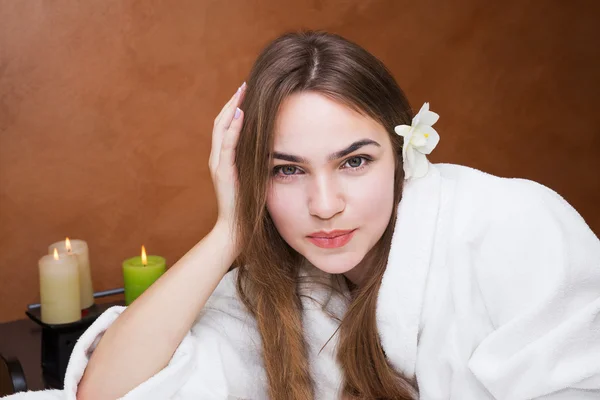 Sonriente joven atractiva con una túnica blanca — Foto de Stock