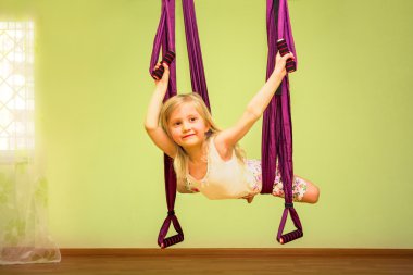 Küçük kız hava yoga egzersizleri, kapalı yapma