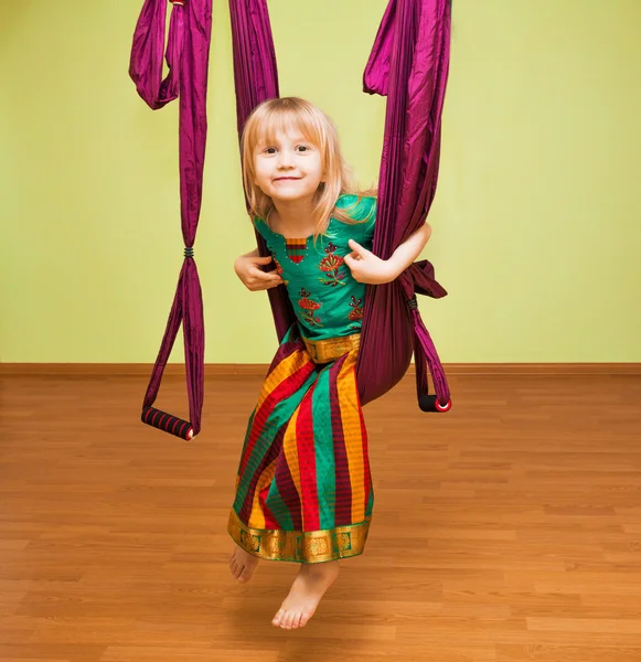 Ragazzina che fa esercizi di yoga aerea, indoor — Foto Stock