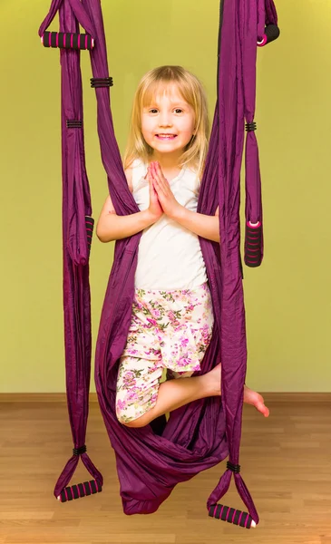 Niña haciendo ejercicios de yoga aéreo, indoor — Foto de Stock