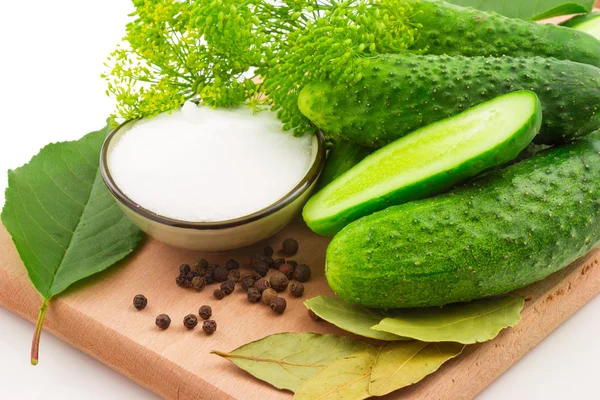 Cucumbers, bloom dill, black pepper, bay leaves, salt in the bow — Stock Photo, Image