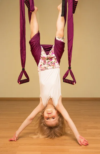 Niña haciendo ejercicios de yoga aéreo, indoor — Foto de Stock