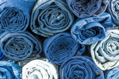 Mavi jeans yığını