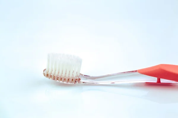 Cepillo de dientes rosa sobre azul — Foto de Stock