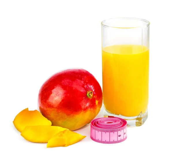 Сік манго, фрукти манго з сантиметром — стокове фото