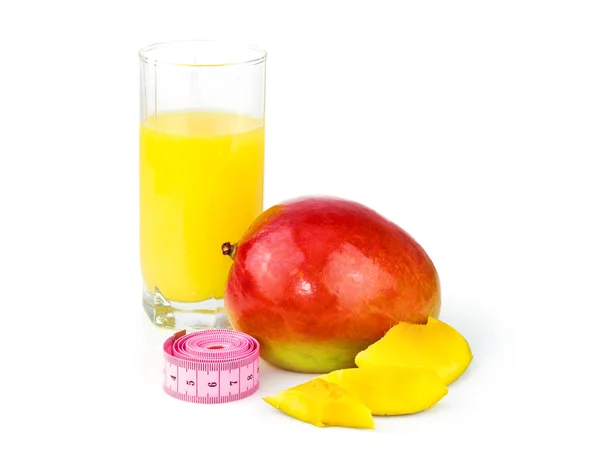 Сік манго, фрукти манго з сантиметром — стокове фото