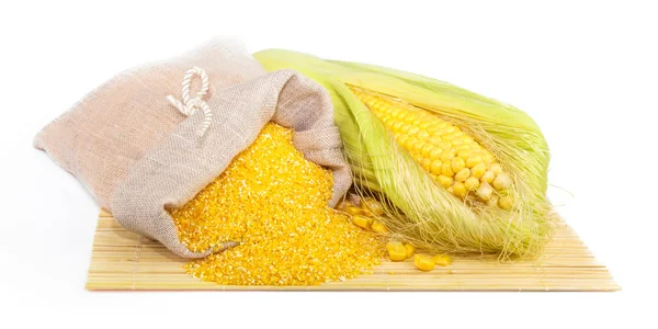 Kukorica, kukorica lisztet a sack-on gyékényfonat-tól. — Stock Fotó