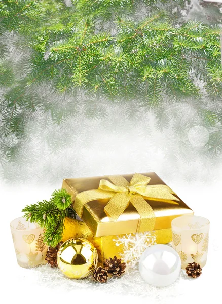 Presente de Natal na floresta de inverno fada — Fotografia de Stock