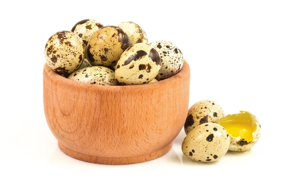 Перепелиные яйца в деревянной чаше — стоковое фото
