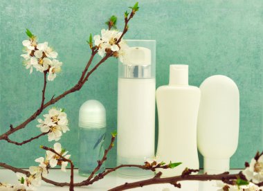 Vücut bakım ürünleri ile bahar kompozisyon