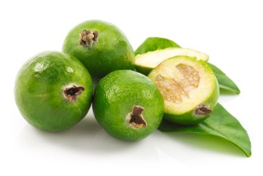 Feijoa dilim meyve ve yeşil yaprak ile
