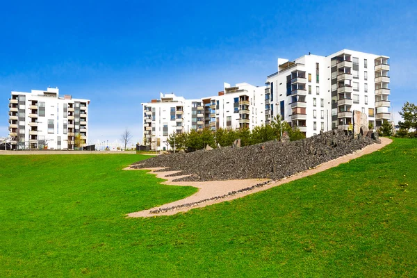 Nuevo edificio de apartamentos moderno — Foto de Stock