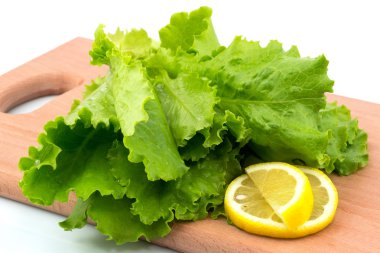 Limon dilimleri ile taze marul