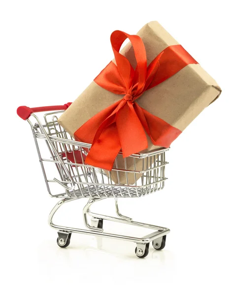 Alışveriş arabası kırmızı fiyonklu hediye paketi — Stok fotoğraf