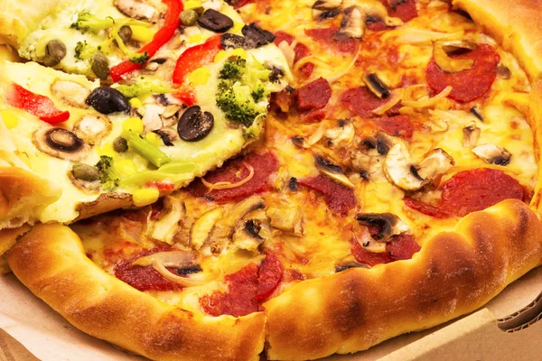 Smakfull pizza skivet – stockfoto