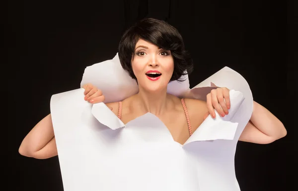 Brünette Frau mit weißem Papier — Stockfoto