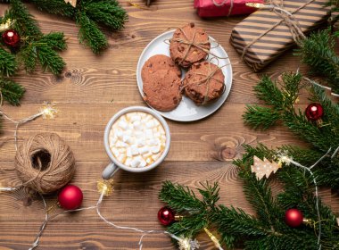 Noel kahvaltısı. - Kahve. Bisküvi. Şekerleme. Hediyeler. Yukarıdan görüntüle.