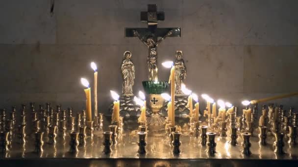 Enciende velas en una iglesia ortodoxa — Vídeos de Stock