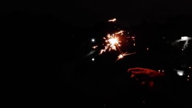 Elinde havai fişeklerden sıçrayan sarı kabuğun yavaş video klibi.