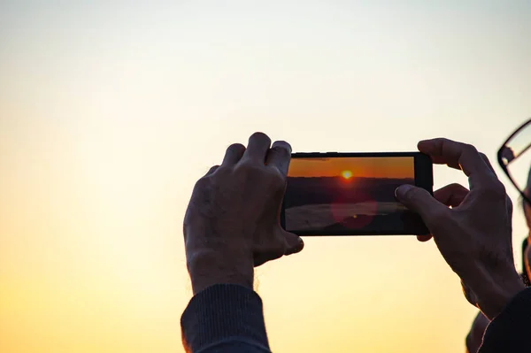 Mano Sosteniendo Teléfono Disparando Sol Mañana Niebla — Foto de Stock