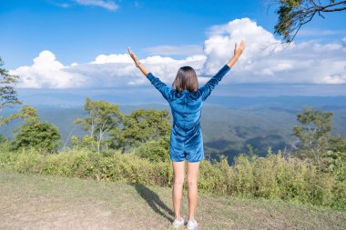 Kadınların arkasındaki görüntü kollarını kaldırıp dağlara baktı ve Tayland 'daki Doi Samer Dao' ya, Nan 'a baktı.