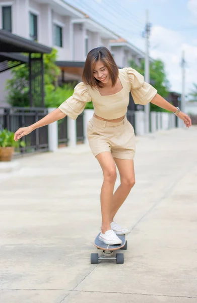 Mujer Asiática Pie Surfskate Fondo Calles Casas —  Fotos de Stock