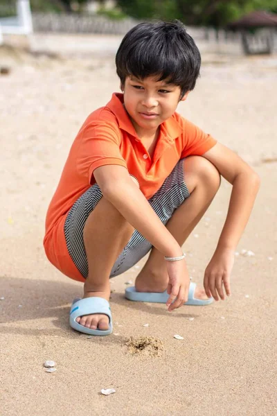 Retrato Ásia Meninos Vestindo Laranja Camisa Sentado Praia — Fotografia de Stock