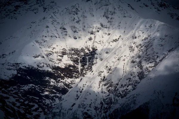 Vista dall'alto verso le montagne caucasiche — Foto Stock