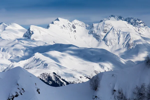 Κάτοψη Καυκάσιος βουνά που καλύπτονται από το χιόνι και οι σκιές — Φωτογραφία Αρχείου