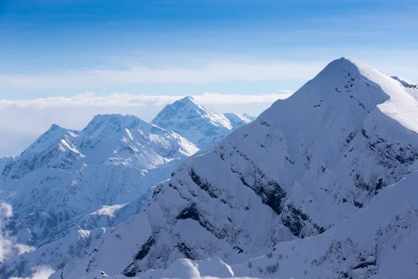 Bovenaanzicht aan Kaukasische bergen pieken vallende sneeuw — Stockfoto