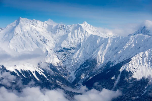 Vista superior para montanhas caucasianas picos cobertos de neve — Fotografia de Stock