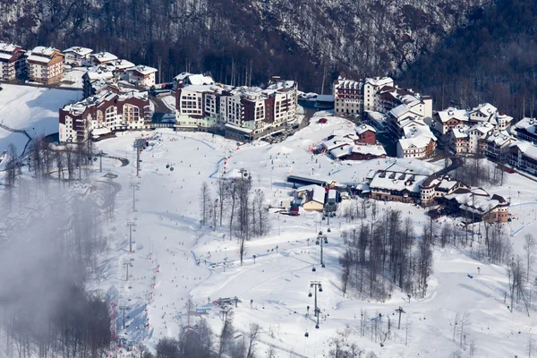 Ovanifrån till vintern Rosa Hutor skidorten i Kaukasiska bergen — Stockfoto