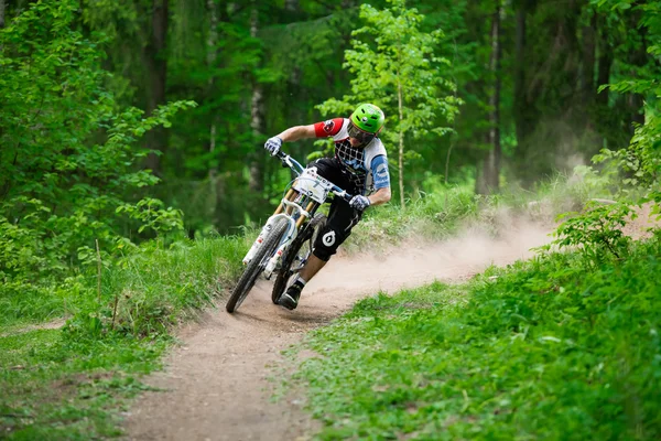 Russia, Obninsk, May 18, 2013, Mountainbiker rides through green forest at REACTOR CUP contest, Obninsk, Russia — Stock Photo, Image